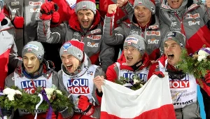 Ostatni konkurs MŚ to pełna dominacja Orłów. Od lewej: Maciej Kot, Kamil Stoch, Dawid Kubacki, Piotr Żyła. Na górze Stefan Horngacher.