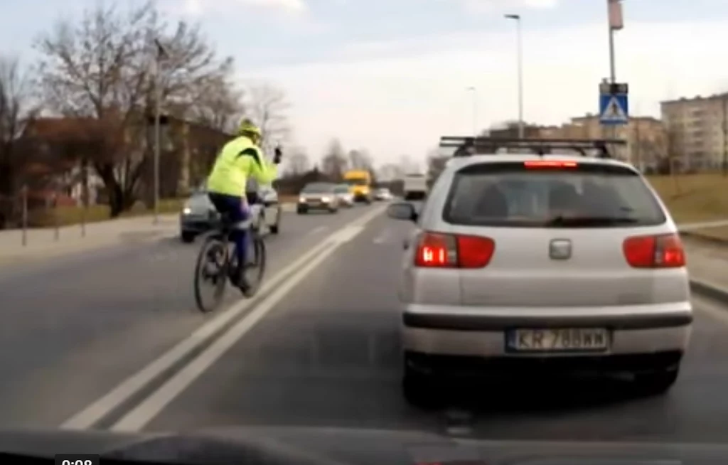 Gdyby tak pojechał kierowca, straciłby prawo jazdy. A rowerzysta?