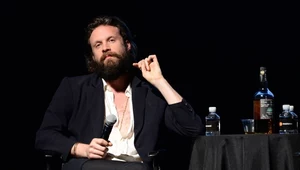 Father John Misty przestrzega przed wirtualną rzeczywistością (utwór "Total Entertainment Forever")