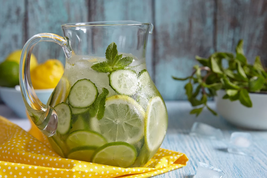 Wart polecenia jest sok z cytryny lub limonki dodany do przegotowanej, ciepłej wody, wypity rano na czczo Wart polecenia jest sok z cytryny lub limonki dodany do przegotowanej, ciepłej wody, wypity rano na czczo