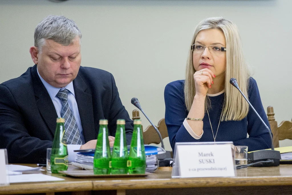 Marek Suski i Małgorzata Wassermann podczas posiedzenia komisji śledczej do spraw Amber Gold Marek Suski i Małgorzata Wassermann podczas posiedzenia komisji śledczej do spraw Amber Gold