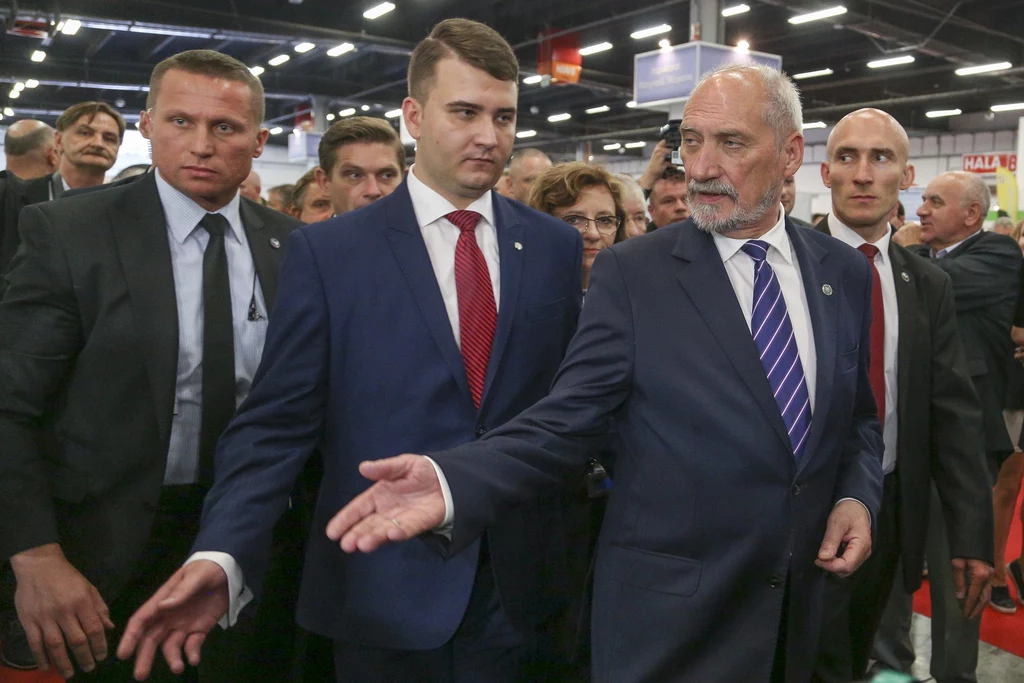 Antoni Macierewicz w towarzystwie Bartłomieja Misiewicza Antoni Macierewicz w towarzystwie Bartłomieja Misiewicza