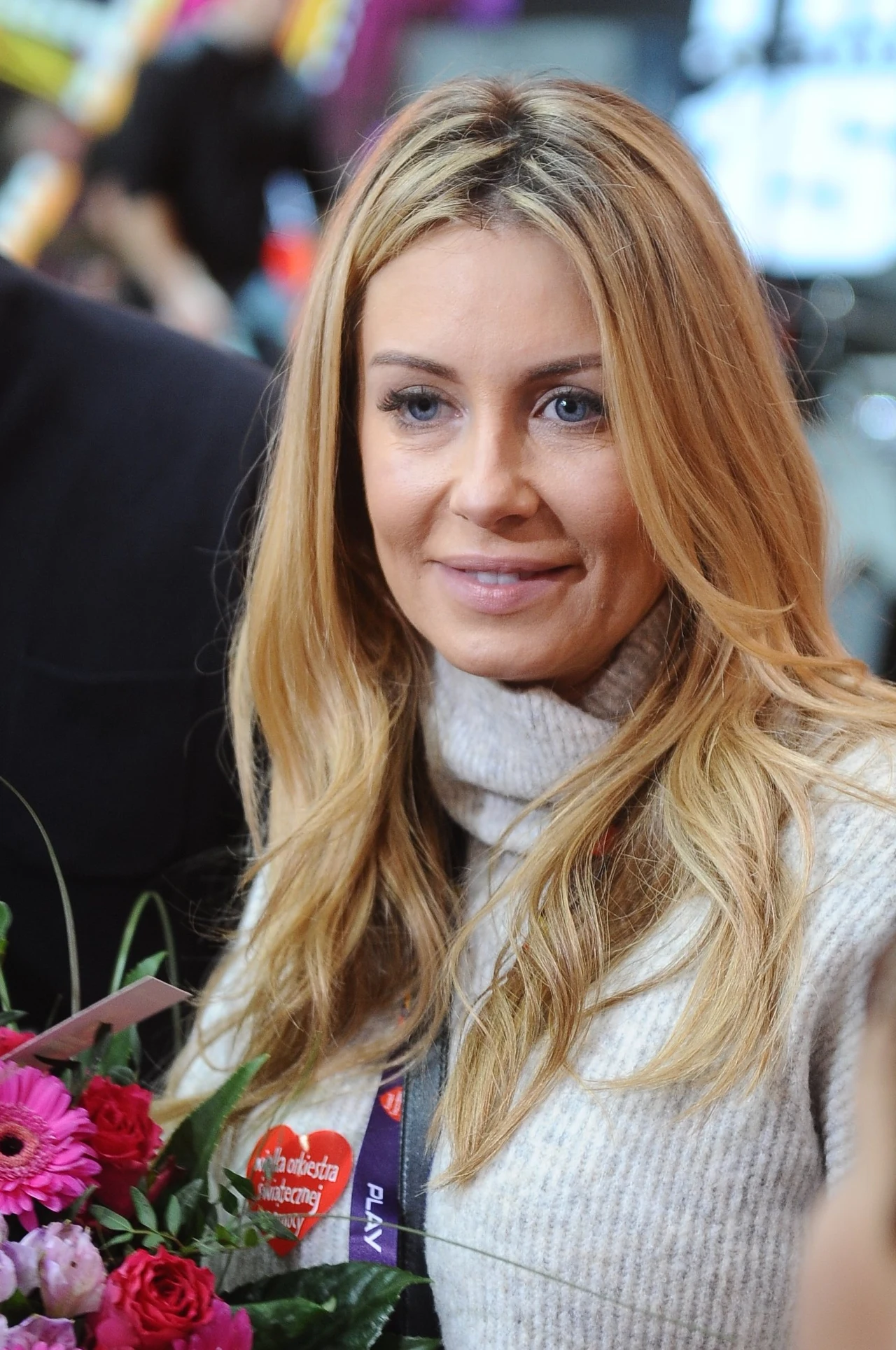 Małgorzata Rozenek-Majdan z kwiatami.
