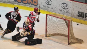 Damian Słaboń z Comarchu Cracovii pod bramką TatrySki Podhala