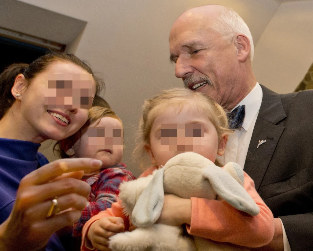 Janusz Korwin-Mikke z żoną Dominiką i dziećmi Janusz Korwin-Mikke z żoną Dominiką i dziećmi