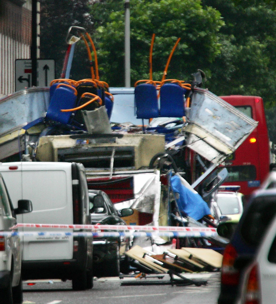 Zdjęcie londyńskiego autobusu, w którym zdetonowano bombę (rok 2005)