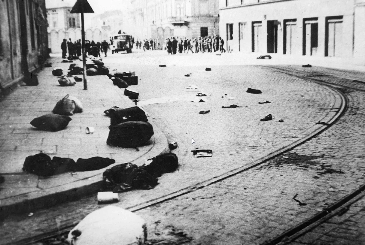"Krew płynie strumieniami po bruku. Wszędzie leżą rozwalone paczki, walizki, torby, oprawione w aksamit książki" "Krew płynie strumieniami po bruku. Wszędzie leżą rozwalone paczki, walizki, torby, oprawione w aksamit książki"