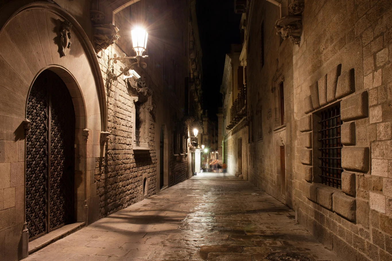 Ulica w starej Dzielnicy Gotyckiej (Barri Gotic) Barcelona w nocy w Katalonii, w Hiszpanii. Ulica w starej Dzielnicy Gotyckiej (Barri Gotic) Barcelona w nocy w Katalonii, w Hiszpanii.