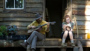 Viggo Mortensen i Annalise Basso w filmie "Captain Fantastic"