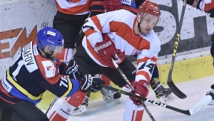 Z krążkiem zawodnik Comarch Cracovii Bartosz Dąbkowski