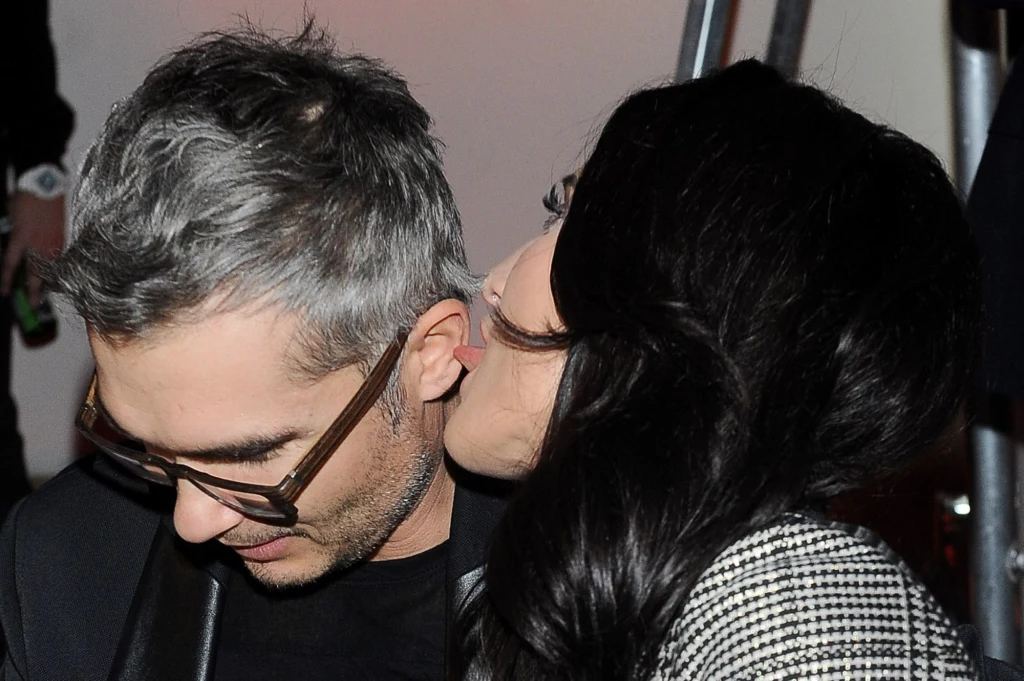 Justyna liże ucho męża Justyna liże ucho męża