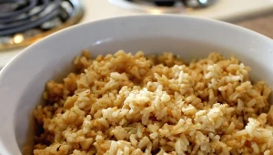 Brązowy ryż jest źródłem magnezu, który jest niezbędny dla prawidłowej pracy mięśnia sercowego