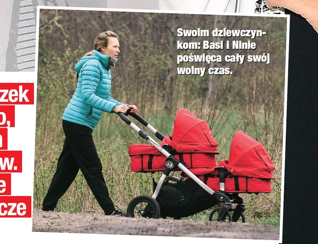 Anna z córkami na spacerze Anna z córkami na spacerze