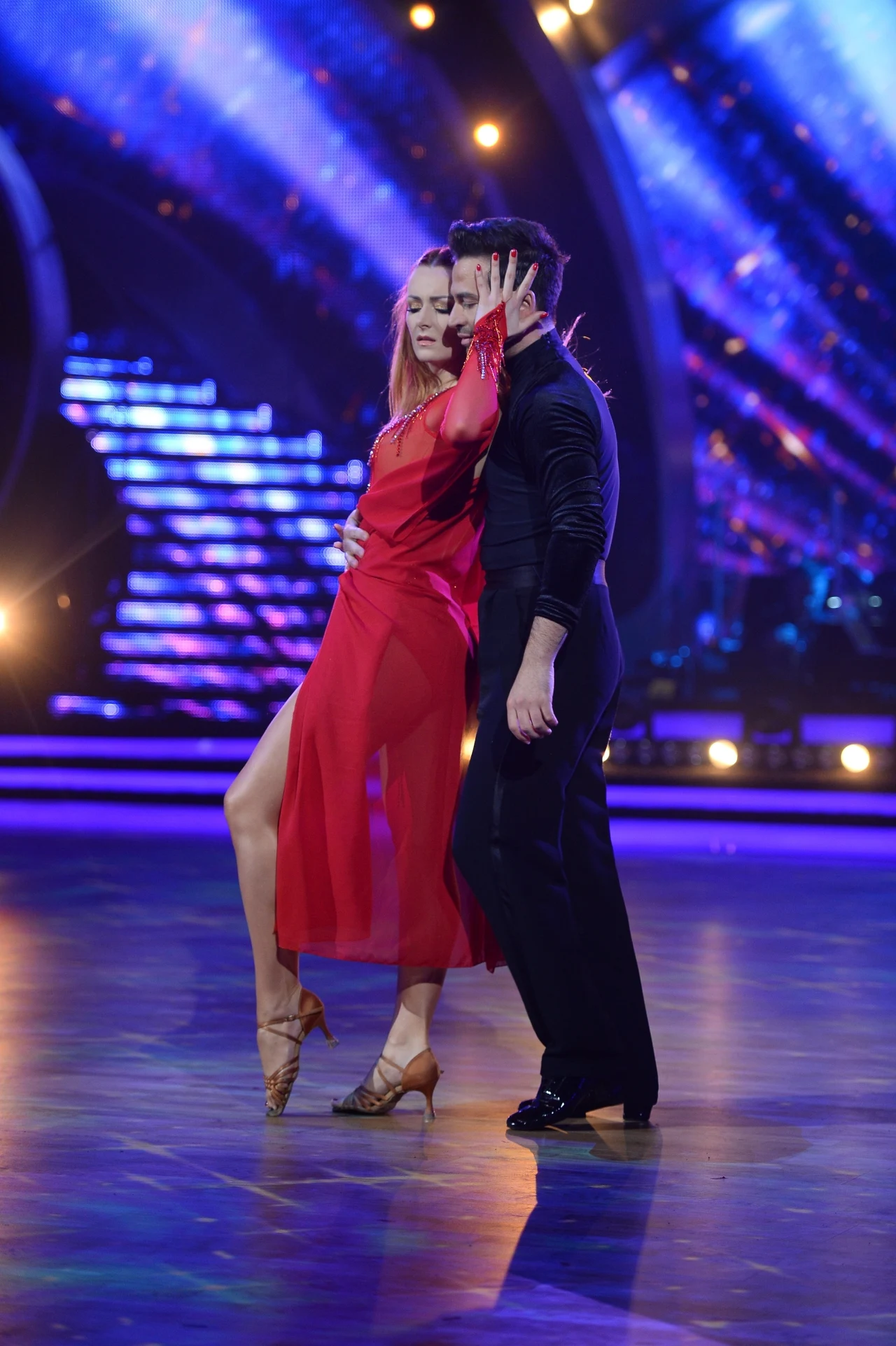 Iwona Cichosz i Stefano Terrazzino zatańczyli w piątek rumbę. „Swoje łzy w tym programie rezerwuję dla ciebie. Nie dlatego, że nie słyszysz, tylko dlatego, że pięknie tańczysz” – powiedziała Iwona Pavlović. Iwona Cichosz i Stefano Terrazzino zatańczyli w piątek rumbę. „Swoje łzy w tym programie rezerwuję dla ciebie. Nie dlatego, że nie słyszysz, tylko dlatego, że pięknie tańczysz” – powiedziała Iwona Pavlović.