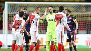 Kamil Glik świętuje z kolegami zwycięstwo nad Girondins Bordeaux