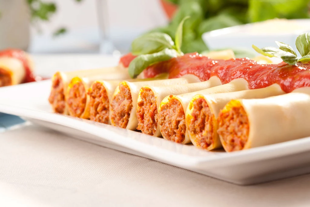 Tradycyjne Cannelloni z mięsem i pomidorami Tradycyjne Cannelloni z mięsem i pomidorami