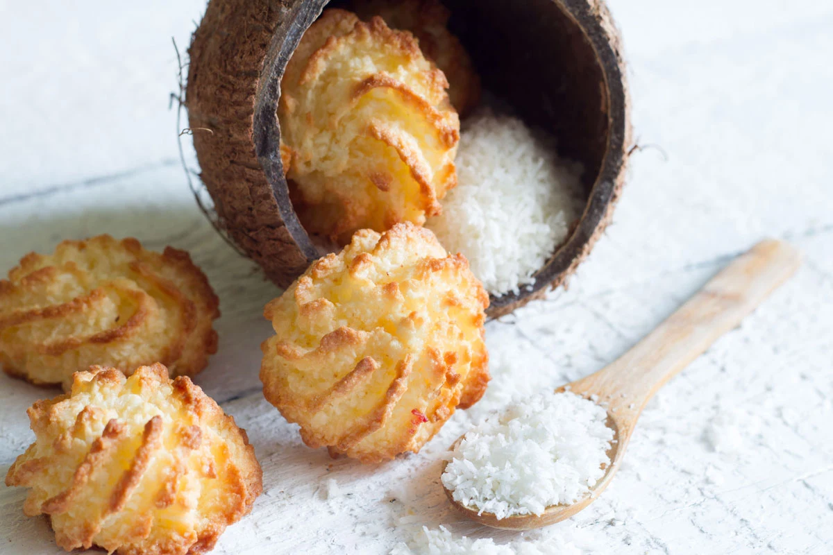 Chrupiące kokosanki to przysmak niezwykle popularny w okresie PRL-u