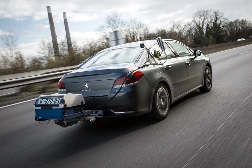 Peugeot 508 podczas badania emisji spalin w warunkach drogowych