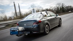 Peugeot 508 podczas badania emisji spalin w warunkach drogowych