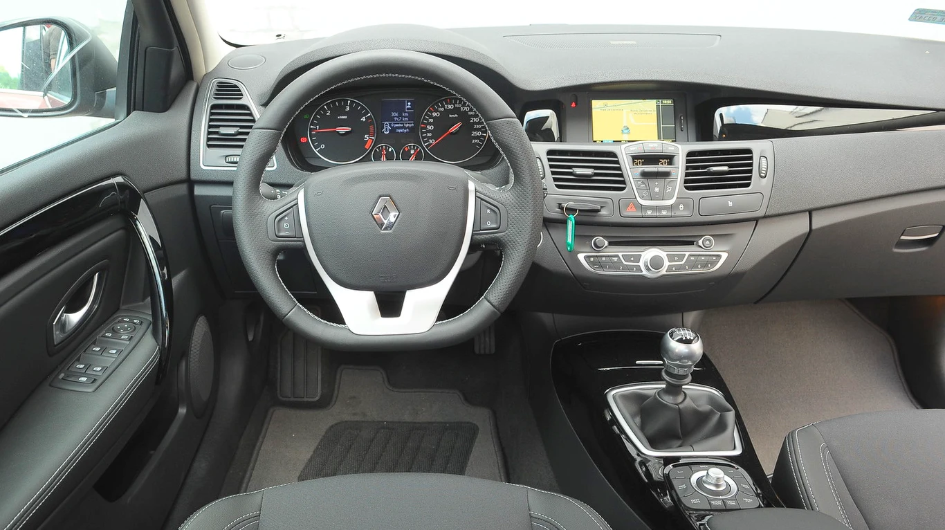 Estetyczny kokpit Laguny wykonano z bardzo dobrej jakości materiałów. Nie jest przeładowany przyciskami, a nietypowy panel klimatyzacji (między nawiewami) okazuje się łatwy w obsłudze.