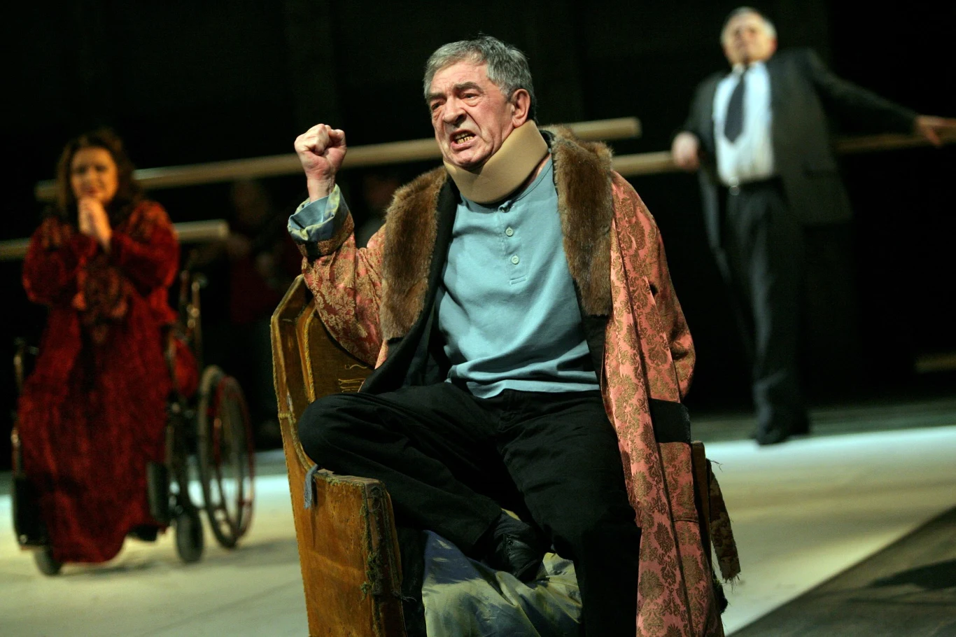 "Aktor jest i prorokiem, i błaznem jednocześnie. Teatr jest i będzie iluzją, teatr to nie życie. Oczywiście, im bliżej jesteśmy życia, tym bardziej potrafimy go dotknąć, otrzeć się o nie na scenie, ale to nigdy nie będzie prawda. Przecież ja nie gram dla siebie. To jest, owszem, moja satysfakcja i przyjemność, ale głównym celem jest stworzenie jak najbardziej wiarygodnej iluzji dla widza, którego chcę przekonać, poruszyć, wzruszyć, a czasem rozśmieszyć, nigdy ogłupić" - przyznaje Jerzy Trela.