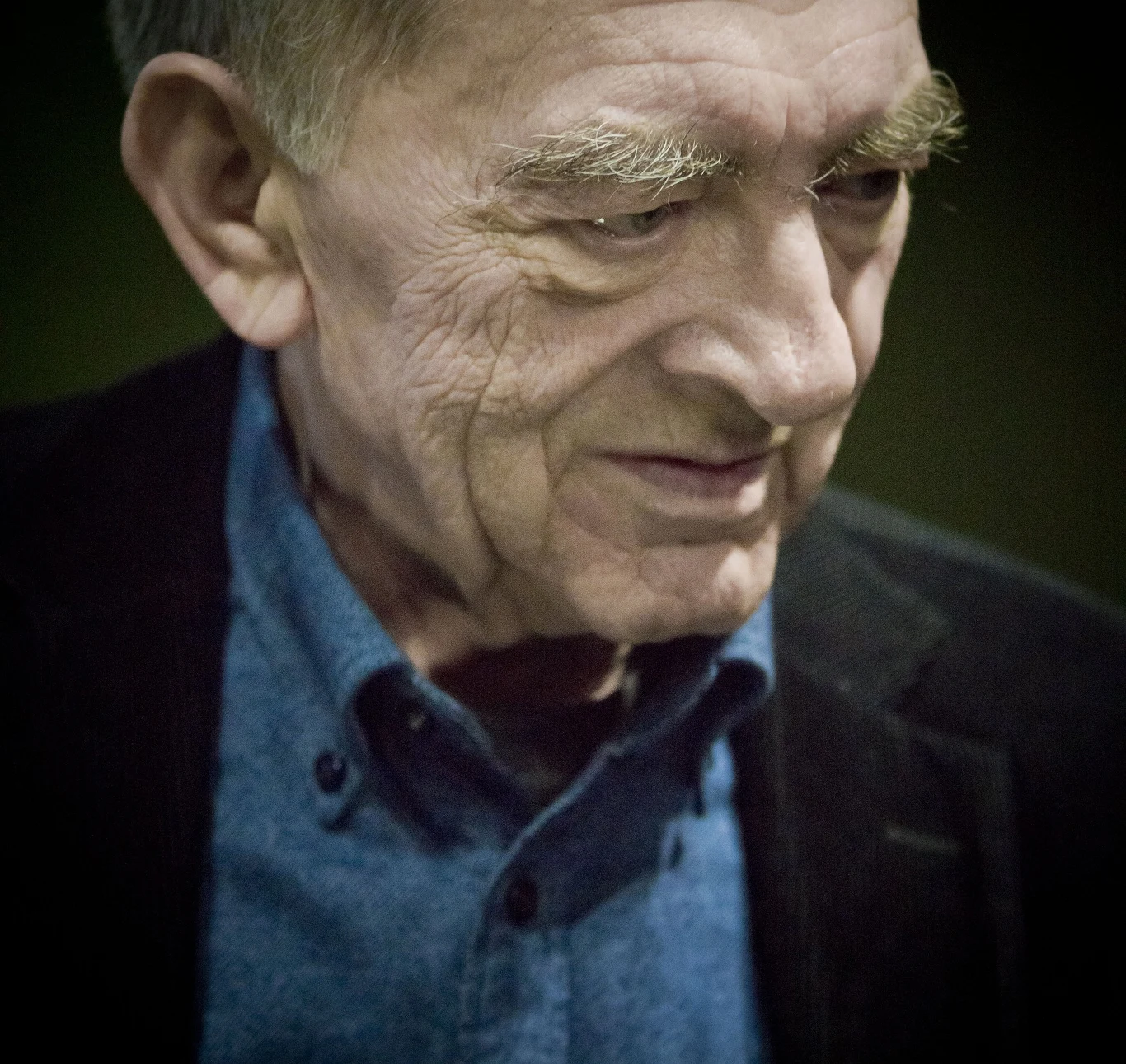 "Trela to zjawisko. W moim przekonaniu jest to człowiek dotknięty palcem bożym, nieświadomy wartości swego talentu. Jurek to zwyczajność przy nadzwyczajności" - tak o obchodzącym 75. urodziny Jerzym Treli mówił przed laty jego przyjaciel, Jerzy Bińczycki.

Jerzy Trela urodził się 14 marca 1942 roku w Leńczach, koło Krakowa. Swoją aktorską karierę zaczynał w nowohuckim Teatrze Lalek w 1961 roku. Był wtedy tuż po ukończeniu liceum plastycznego, tuż po maturze. Potem grał w Grotesce, a w drugiej połowie lat 60. współtworzył Teatr STU.