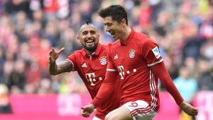 Robert Lewandowski oraz Arturo Vidal celebrują bramkę strzeloną Eintrachtowi Frankfurt