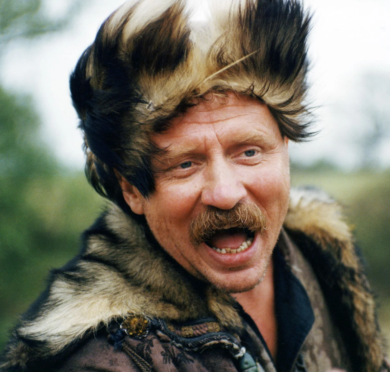 Kolejną ważną rolą Grabowskiego była kreacja Andrzeja Jurewicza w serialu "Boża podszewka"(1997) w reżyserii Izabelli Cywińskiej. Zagrał również w "Ogniem i mieczem" Jerzego Hoffmana (pijany szlachcic w obozie pod Pilawcami, na zdjęciu), "Jak narkotyk" Barbary Sass (wujek z Londynu) oraz "Superprodukcji" Juliusza Machulskiego (gangster Andrzej G.).

"Oddzielam życie prywatne od zawodowego. Nie bawi mnie strojenie min przed fotoreporterami, nie obchodzi, czy wyjdę na zdjęciach dobrze czy źle. Krytyką też się specjalnie nie przejmuję, chyba że ktoś rzeczywiście ma rację. Ale po to wychodzimy na scenę, aby nas oceniano. Każdy aktor ma coś z ekshibicjonisty" - mówił w rozmowie z "To i Owo".  