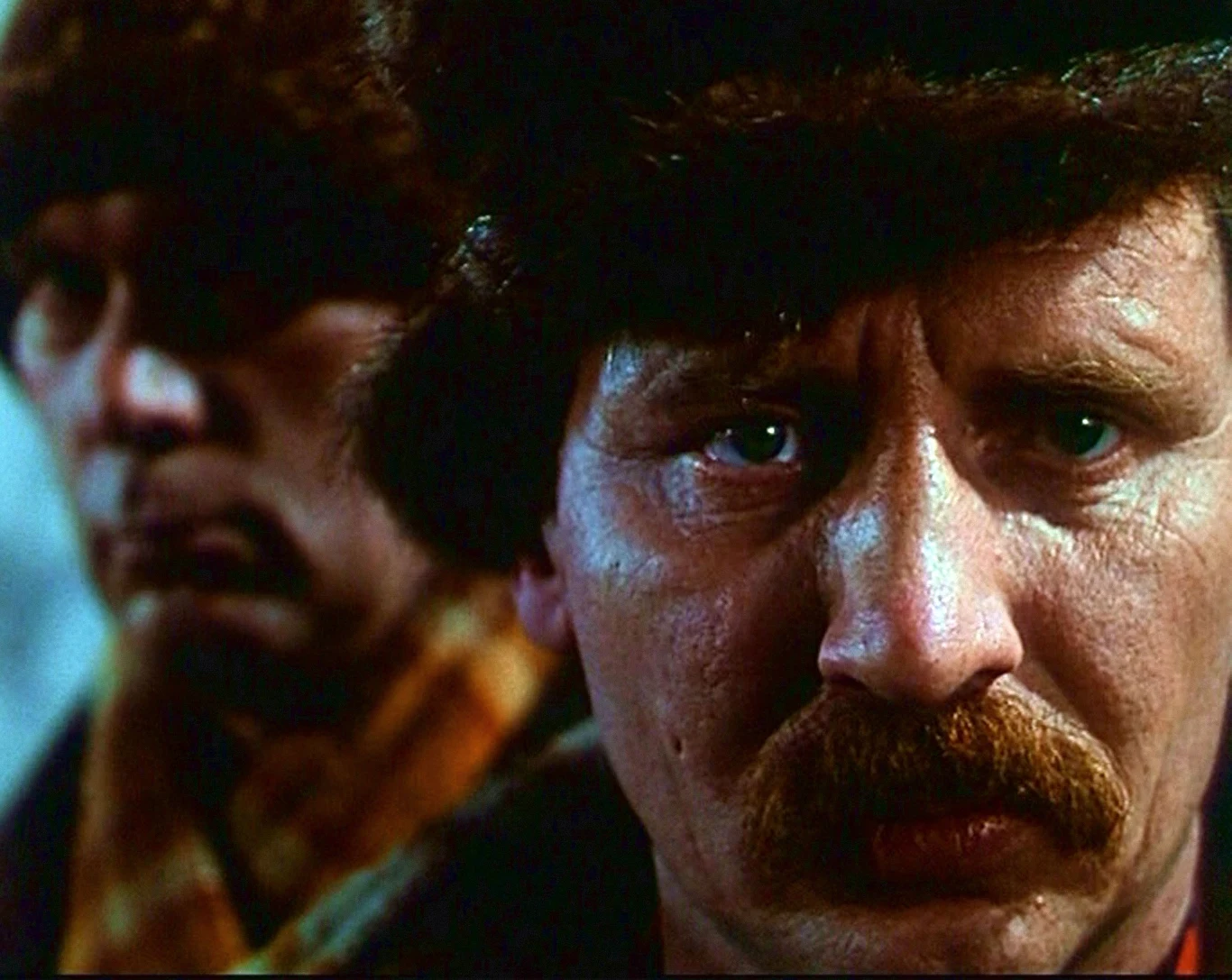 Andrzej Grabowski ukończył PWST w Krakowie w 1974 roku, niedługo później rozpoczął pracę w Teatrze im. Juliusza Słowackiego w Krakowie, z którym był związany przez wiele lat.  

Przed kamerą zadebiutował jeszcze jako student w serialu Wojciecha Marczewskiego "Odejścia, powroty" (1972), jednak na pierwszą większą kinową rolę musiał czekać aż do 1989 roku, kiedy wystąpił w filmie Feliksa Falka "Kapitał, czyli jak zrobić pieniądze w Polsce". 

W kolejnych latach oglądaliśmy go jeszcze w "Śmierci jak kromka chleba" Kazimierza Kutza (na zdjęciu), "Szabli od komendanta" Jana Jakuba Kolskiego czy "Kochaj i rób co chcesz" Roberta Glińskiego. 