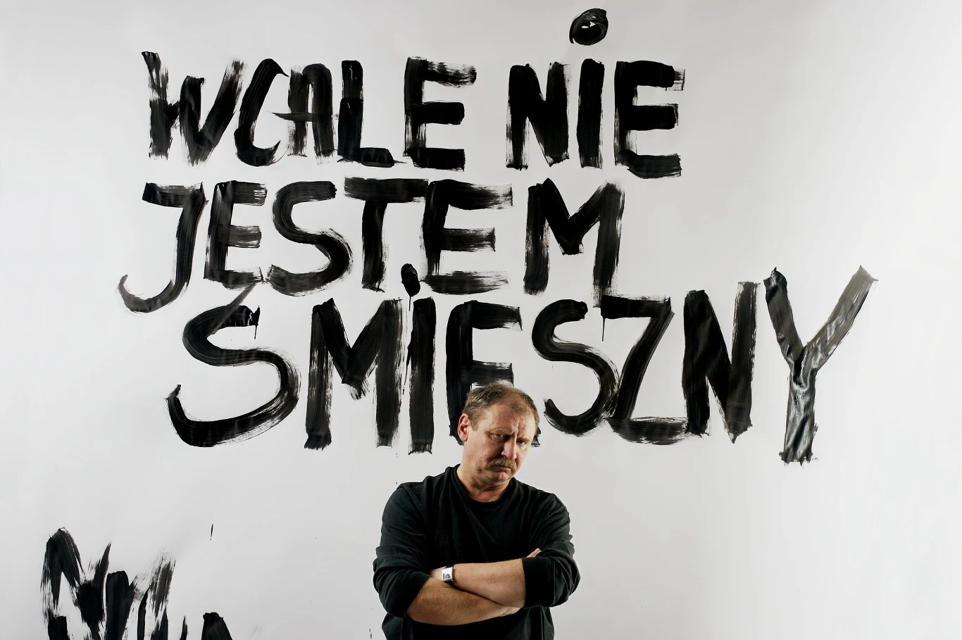 "Nie sposób nie zauważyć, że należysz do aktorów szczególnie uprzywilejowanych i zawodowo rozpieszczanych. Od ukończenia krakowskiej PWST nie schodzisz ze sceny. W twoim artystycznym niezwykle bogatym życiorysie znajduję długą listę przejmujących ról dramatycznych, choć w powszechnym odbiorze przypięto ci łatkę aktora komediowego, ale łatkę najwyższej klasy, bowiem komedia to jeden z trudniejszych gatunków scenicznych, o czym wie każdy, komu przyszło choć raz wykonać zadanie rozśmieszenia publiczności. Tylko rzemiosło o mocnych podstawach, zawodowa dyscyplina oraz profesjonalizm pozwalają wykonywać tę pracę perfekcyjnie, dając satysfakcję samemu zainteresowanemu, a publiczności niosąc radość" - prezes ZASP Olgierd Łukaszewicz napisał w 2014 roku do Andrzeja Grabowskiego z okazji 40-lecia kariery scenicznej aktora.