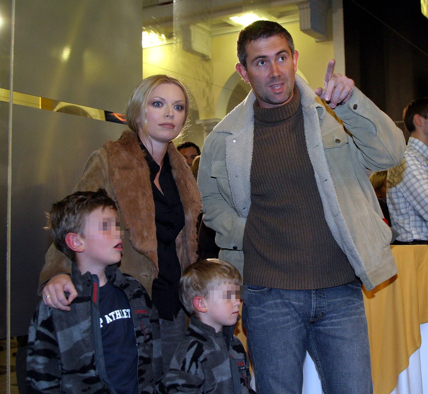 Anna Maria Jopek z mężem i synami (2004 r.) Anna Maria Jopek z mężem i synami (2004 r.)