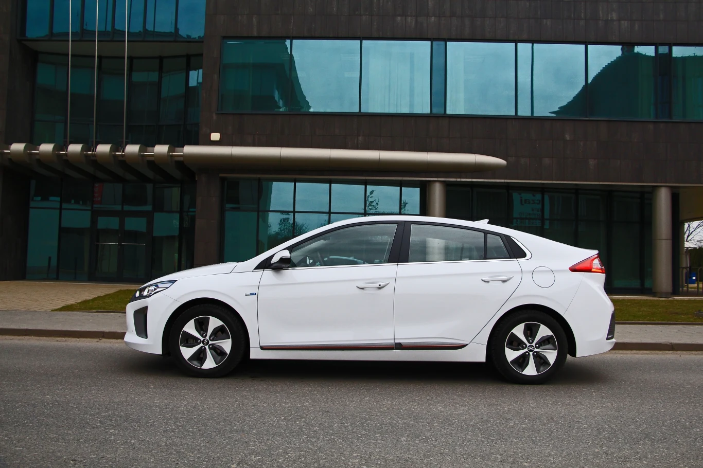 Hyundai IONIQ Electric Hyundai IONIQ Electric