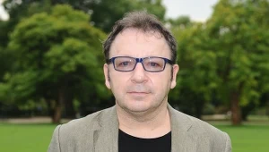 Mając 12 lat, zaliczyłem bardzo bliskie spotkanie ze słupem betonowym. Wypadek skutkował poważnymi zmianami w moim uzębieniu, co przełożyło się na dosyć dużą wadę wymowy - wspomina aktor