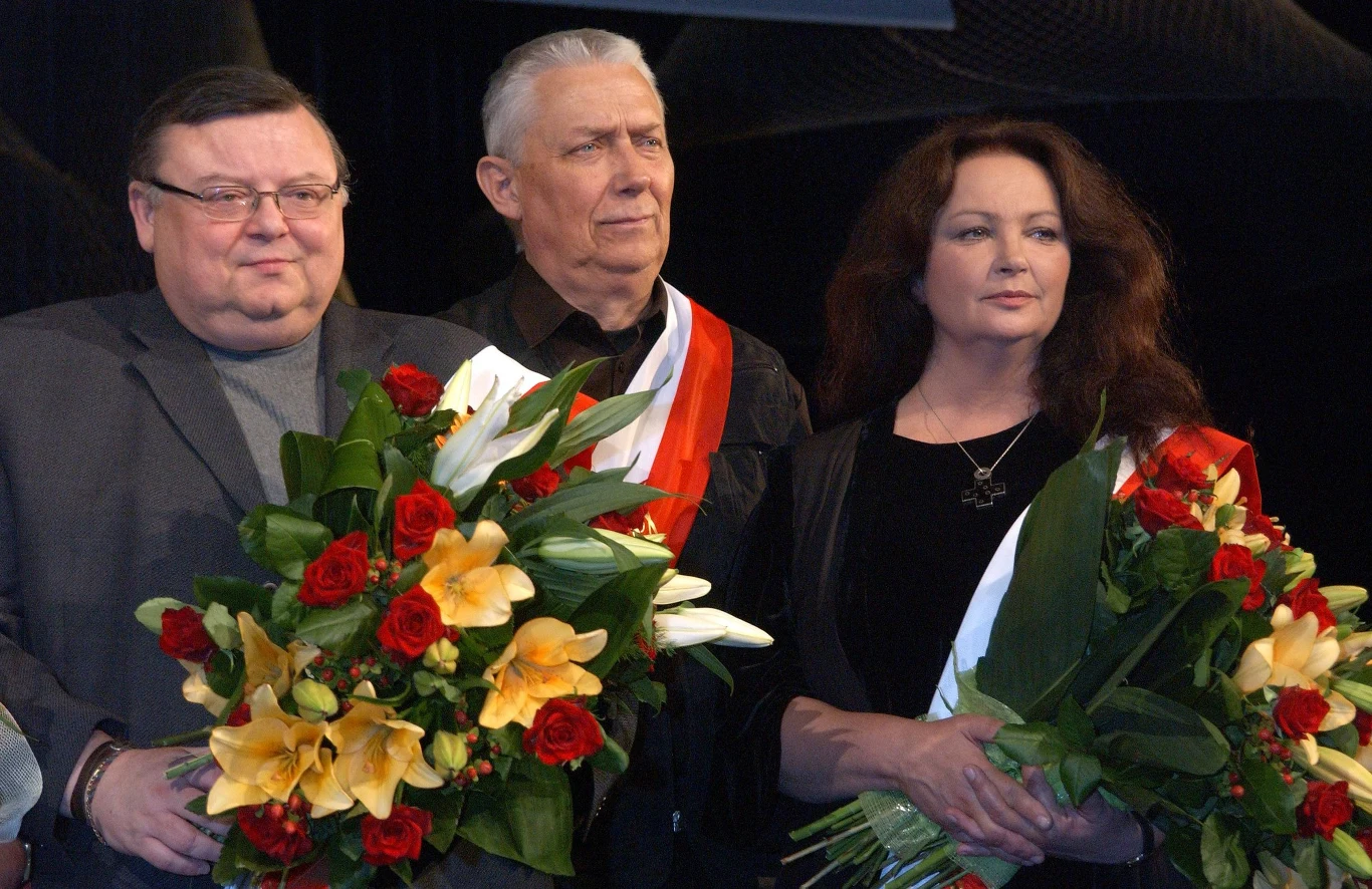 Wojciech Młynarski nie żyje. Artysta miał 76 lat (na zdjęciu z Wojciechem Mannem i Anną Dymną) Wojciech Młynarski nie żyje. Artysta miał 76 lat (na zdjęciu z Wojciechem Mannem i Anną Dymną)