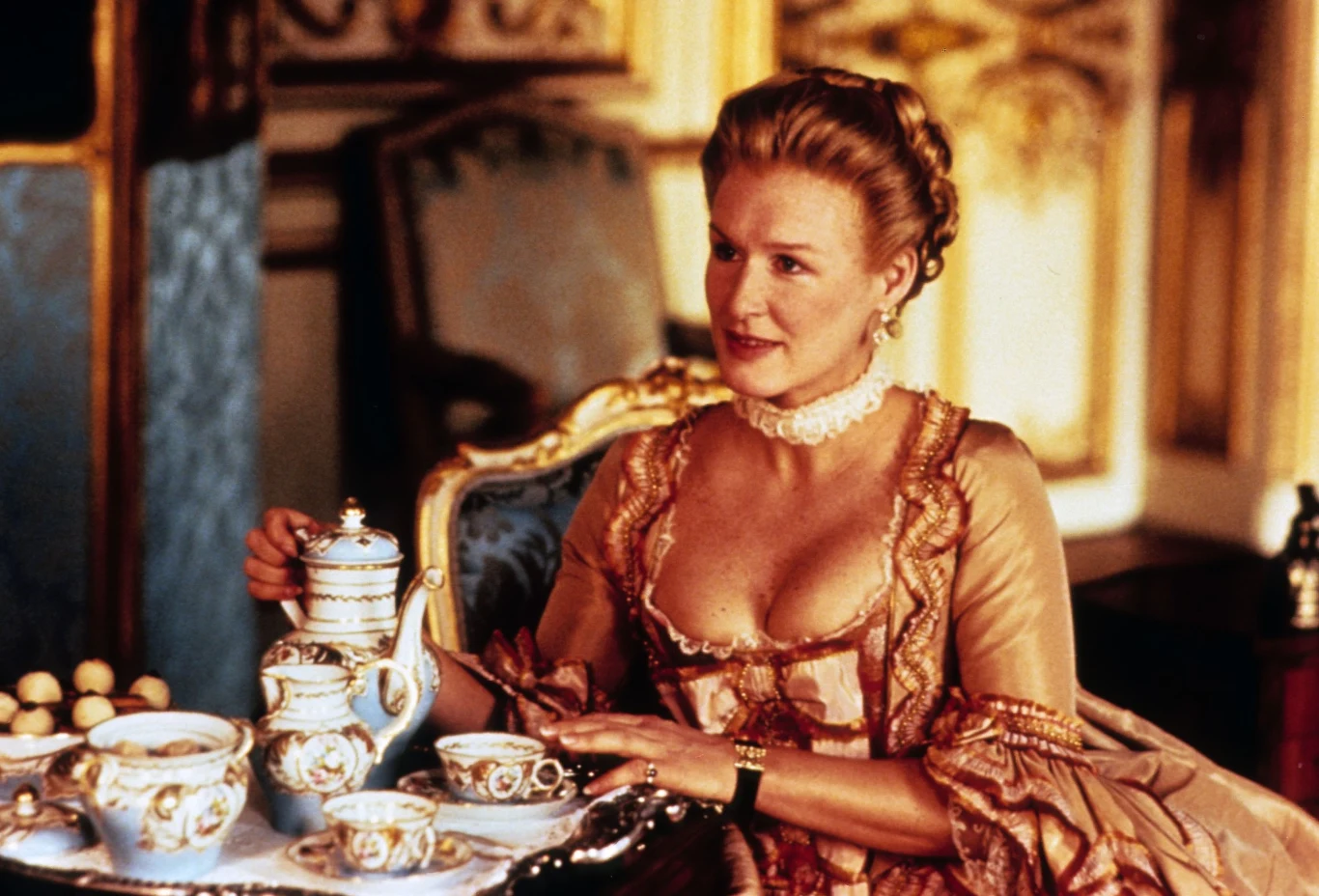 Rok później aktorka wystąpiła w ekranizacji "Niebezpiecznych związków" w reżyserii Stephena Fresrsa, wcielając się w podstępną markizę de Merteuil.

"Glenn Close skrywa pod maską uprzejmości manipulatorkę. Tak broni wolności kobiety w patriarchacie. Dzisiaj byłaby feministką, ale wtedy musiała dominować - jeśli wolno tak rzec - spod spodu"- pisał na stronach Interii Krzysztof Kłopotowski.

Aktorka otrzymała za tę rolę kolejną nominację do Oscara.

 