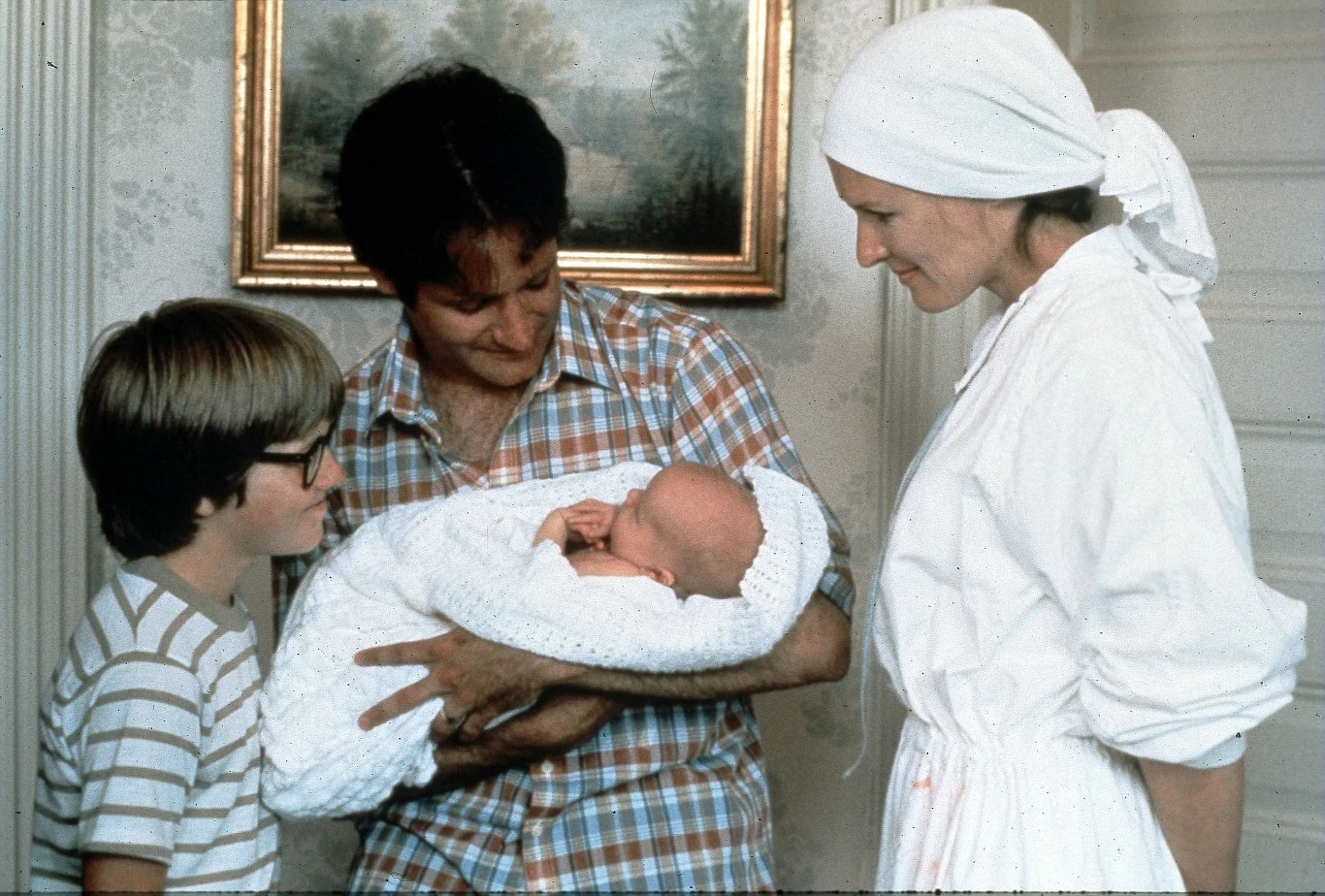 Glenn Glose zaczynała aktorską karierę na Broadwayu w “Love for Love” w roku 1974. W 1980, za rolę w broadwayowskim musicalu “Barnum” była nominowana do nagrody Tony, a trzy statuetki zdobyła za występy w: “The Real Thing”, “Śmierć i Dziewczyna” oraz “Sunset Boulevard”. 

Pierwszą kinową rolą Close był występ w filmie "Świat według Garpa" (1982, na zdjęciu). Aktorka wcieliła się w matkę granego przez Robina Williamsa tytułowego bohatera, mimo że była tylko 4 lata starsza od swego ekranowego partnera. Kinowy debiut przyniósł Close pierwszą nominację do Oscara (dla najlepszej aktorki drugoplanowej).
