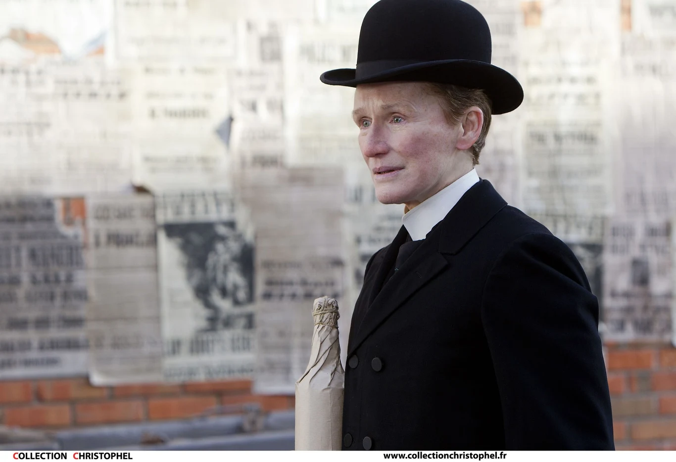 Tytułowa rola w filmie "Albert Nobbs" jest - według aktorki - jednym z największych wyzwań w ciągu całej jej dotychczasowej kariery. Close wcieliła się w nim w postać kobiety, żyjącej w przebraniu mężczyzny w XIX-wiecznej Irlandii.

"Dla aktora to ogromne wyzwanie" - stwierdziła aktorka. "Kiedyś grałam już tę postać. Było to na scenie teatralnej, 29 lat temu, czyli właściwie na początku mojej kariery. Także wówczas rola ta była dla mnie wyzwaniem. Jednak w filmie jest jeszcze trudniej, ponieważ kino jest nieprawdopodobnie intymne, wszystko pokazuje z bliska. W teatrze istnieje pewna przestrzeń pomiędzy aktorem a widzami, w kinie jej nie ma. Jak powinna w takim razie wyglądać twarz kogoś, kto stara się być niewidoczny?" - zastanawiała się Close, która za występ w "Albercie Nobbsie" otrzymała ostatnią, jak na razie, nominację do Oscara.