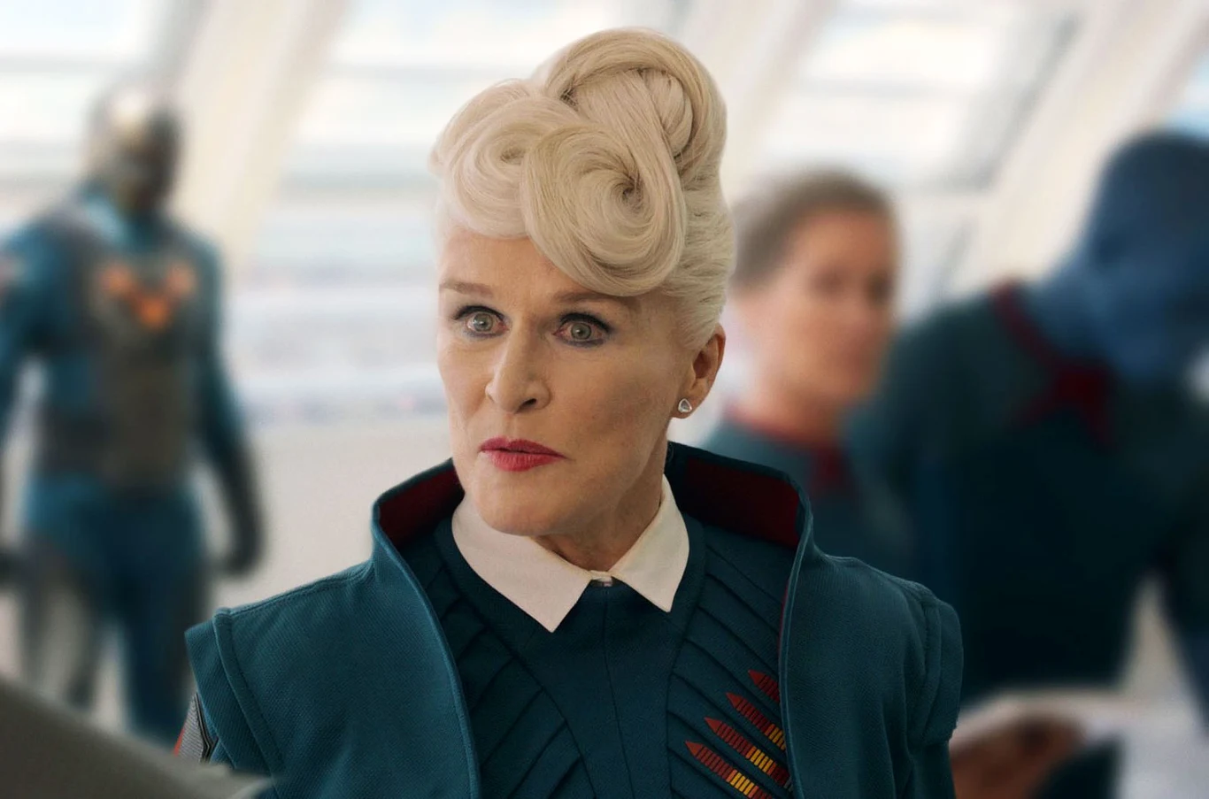 Niedawno Glenn Close mogliśmy oglądać w "Strażnikach Galaktyki" - opowieści o grupie superherosów, których zadaniem jest strzec porządku w kosmosie.

W filmie Jamesa Gunna Glenn Close pojawiła się jako Nova Prime - dowódca Nova Corps, xandariańskich oddziałów pilnujących prawa i porządku w całej galaktyce.

"Przypomina mi to ["Strażnicy Galaktyki" - red.] oryginalne 'Gwiezdne wojny', które miały tak genialną obsadę. Oczywiście ważny jest w tym wszystkim aspekt dystansu - chodzi o to, żeby nie brać tego wszystkiego tak bardzo na poważnie. Bo w tej opowieści nie tylko zapoznasz się z tym wspaniałym światem, ale również jego bohaterowie cię rozśmieszą. Czujesz do nich sympatię, a ludzie to kochają" - mówi aktorka.