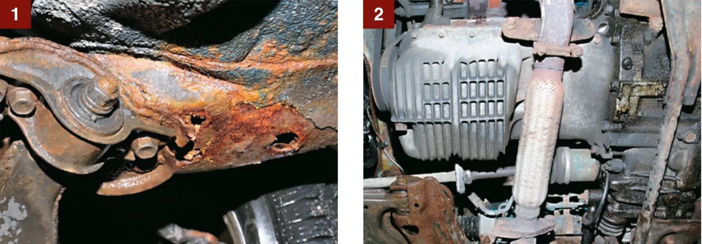 [1] Rdza: na zdjęciu najbardziej przegniłe miejsce przy mocowaniu wahacza. Podłoga bez dziur. [2] Silnik zadziwiająco suchy - od spodu widać, że poci się tylko skrzynia biegów.