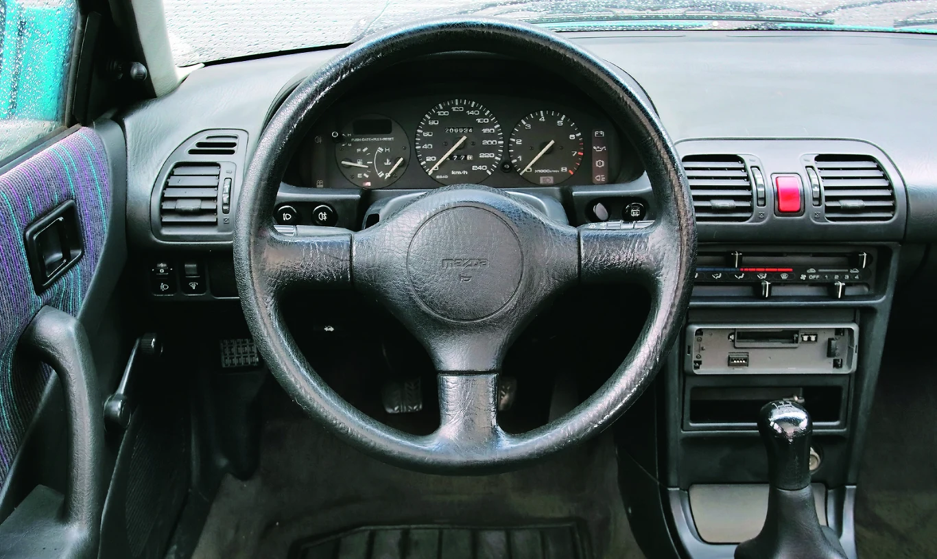 Suwaki nawiewów przypominają, że to japońskie auto z przełomu lat 80. i 90. Ale o takiej trwałości plastików współczesne samochody mogą jedynie pomarzyć.