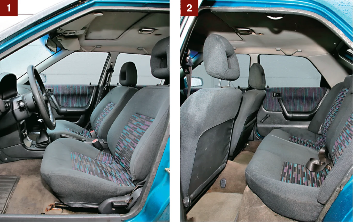 [1] Niska pozycja za kierownicą pozwala uznać, że to rodzaj coupe. Stelaże foteli dawno zardzewiały. [2] Z tyłu mało miejsca na nogi i bardzo mało na głowę. Ale przynajmniej kanapa ma dość długie siedzisko.