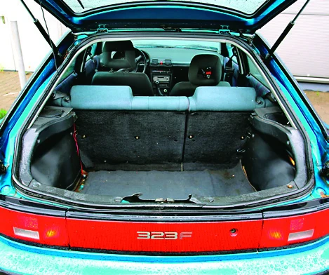 Bagażnik spory (336 l), ale trzeba zbyt wysoko unosić bagaże.