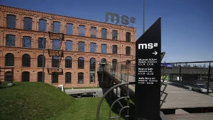 Siedziba Muzeum Sztuki w Łodzi; to tuja powinno znajdować się dzieło 