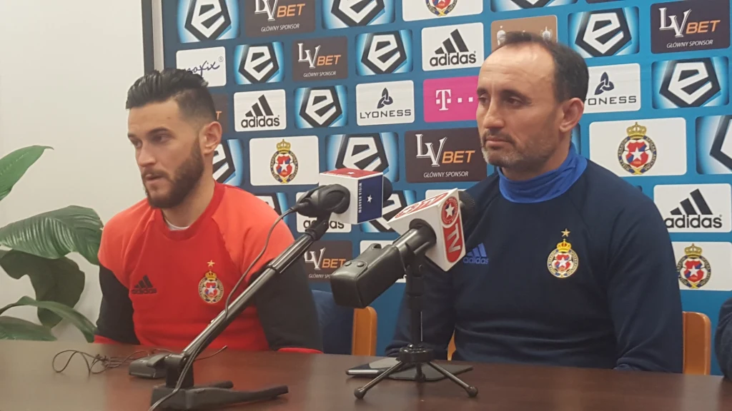 Pol Llonch (z lewej) i Kiko Ramirez na konferencji prasowej przed meczem z Wisłą Płock Pol Llonch (z lewej) i Kiko Ramirez na konferencji prasowej przed meczem z Wisłą Płock