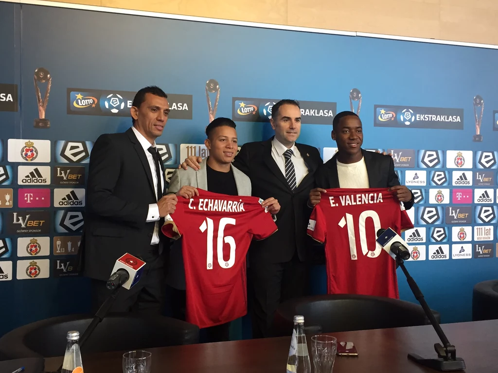 Christian Echavarria (drugi z lewej), dyrektor sportowy Wisły Manuel Junco oraz Ever Valencia Christian Echavarria (drugi z lewej), dyrektor sportowy Wisły Manuel Junco oraz Ever Valencia