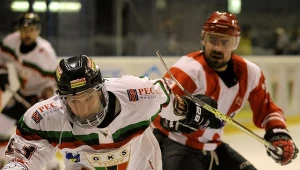 Napastnik GKS-u Tychy Jarosław Rzeszutko (z lewej) i obrońca Comarch Cracovii Rafał Dutka