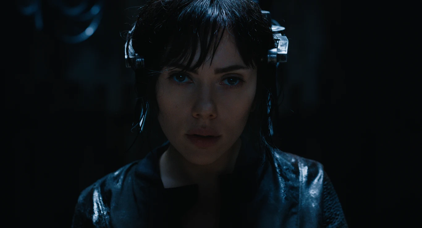 Major do zadań specjalnych, jedyna taka na świecie cyborgiczna hybryda człowieka i robota (Scarlett Johansson), stoi na czele elitarnej jednostki Section 9, specjalizującej się w walce z najniebezpieczniejszymi przestępcami.