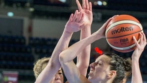 Zawodniczka Energi Toruń Klaudia Sosnowska (L) i Martyna Koc (P) z Artego Bydgoszcz