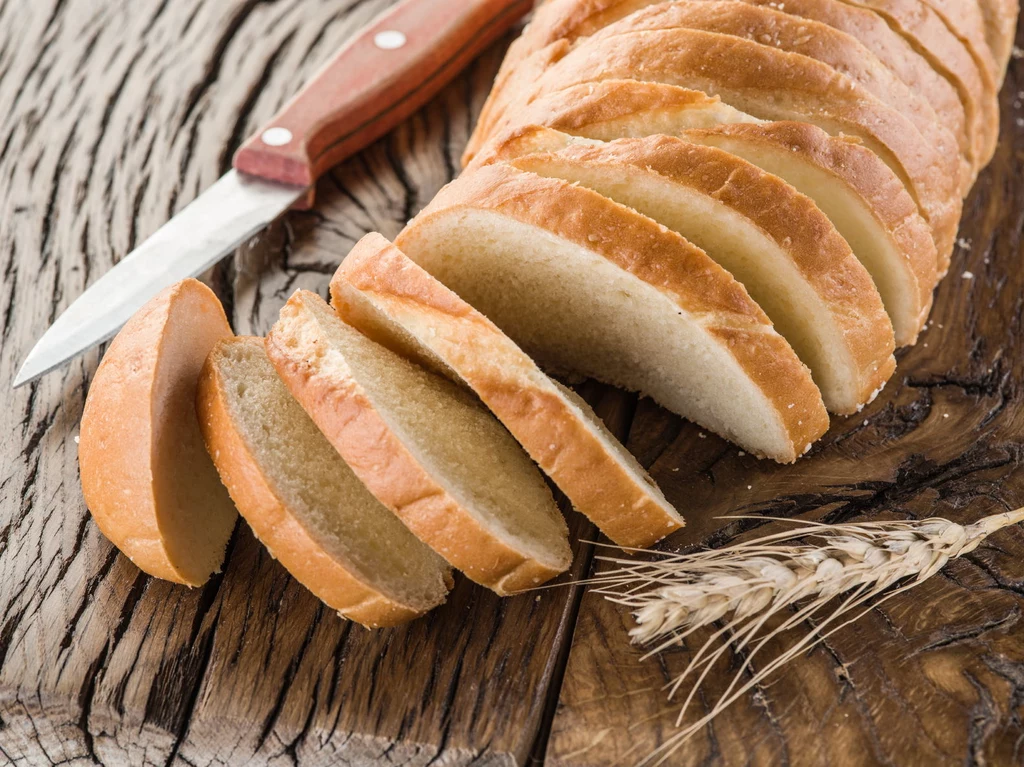 Miąższ chleba możesz wykorzystać podczas... czyszczenia lamp