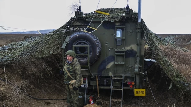 Stanowisko dowodzenia podczas strzelania z samobieżnej armatohaubicy kalibru 152 mm 2S19 Msta